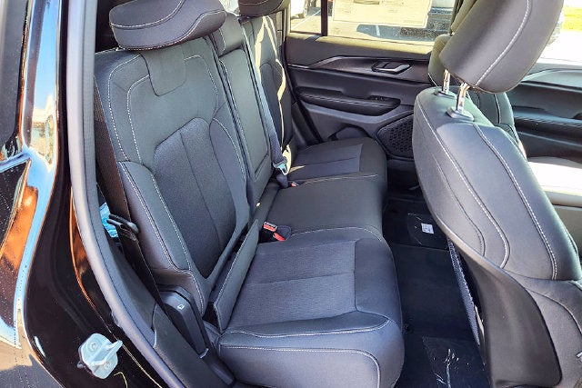 2027 Jeep Grand Cherokee Laredo