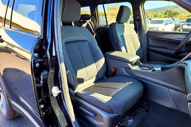 2027 Jeep Grand Cherokee Laredo