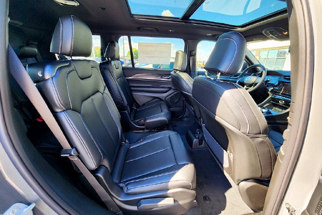2027 Jeep Grand Cherokee Base