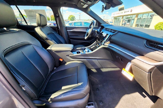 2027 Jeep Grand Cherokee Base