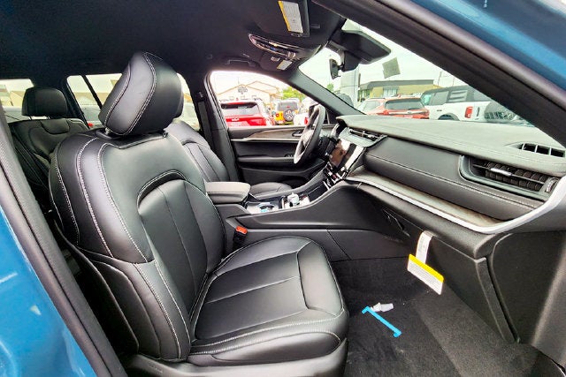 2027 Jeep Grand Cherokee Base
