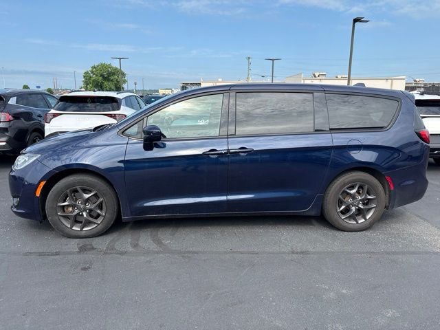 2020 Chrysler Pacifica Touring's photo